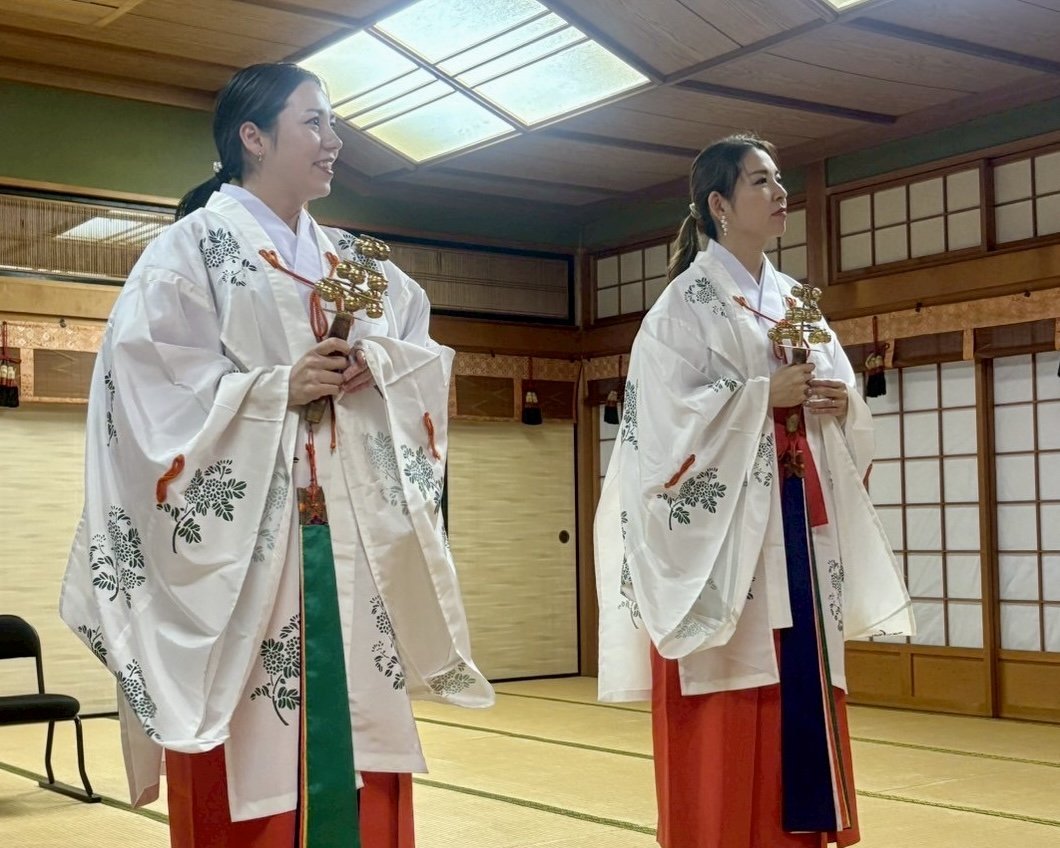 【通訳付きプラン／立志神社】志を結び、祈りを届ける「巫女ペア体験」 3