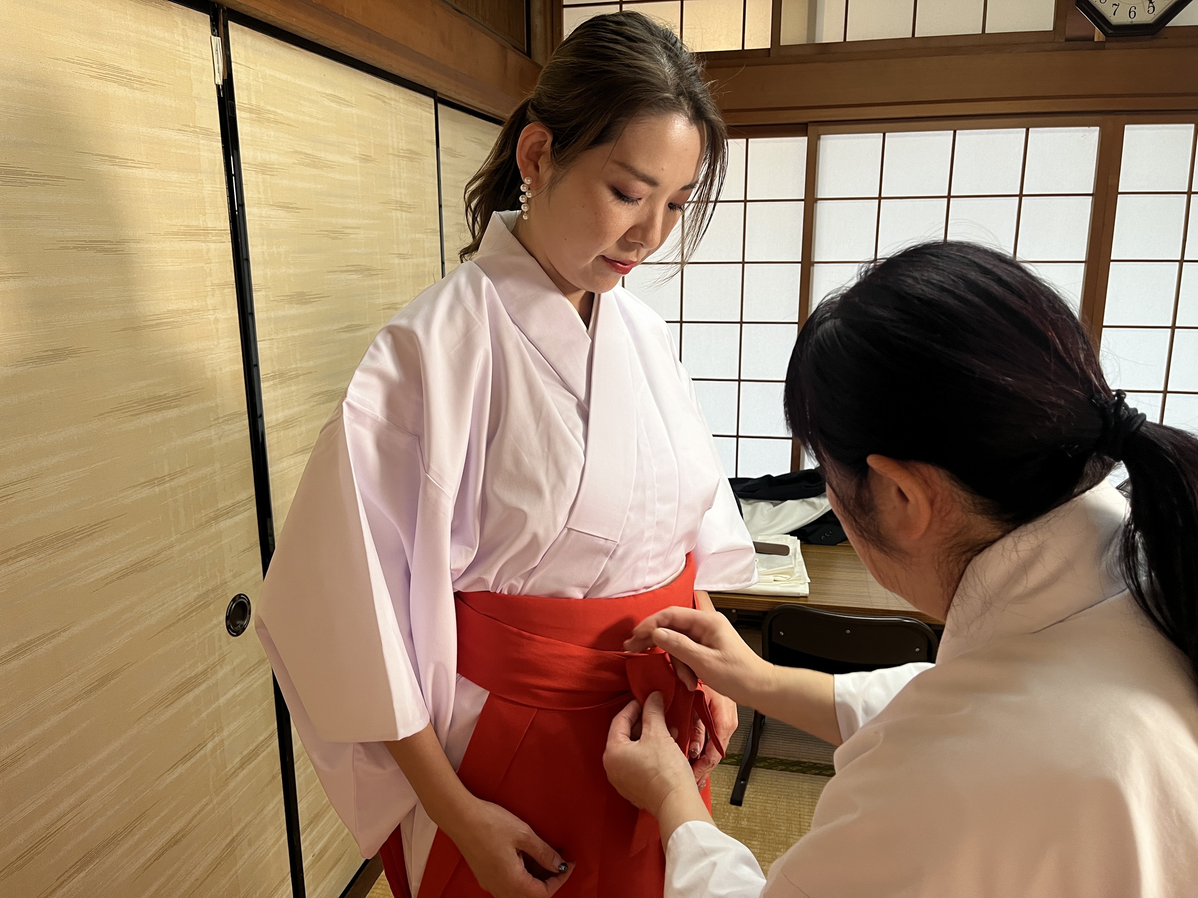 【通訳付きプラン／立志神社】志を結び、祈りを届ける「巫女ペア体験」 1