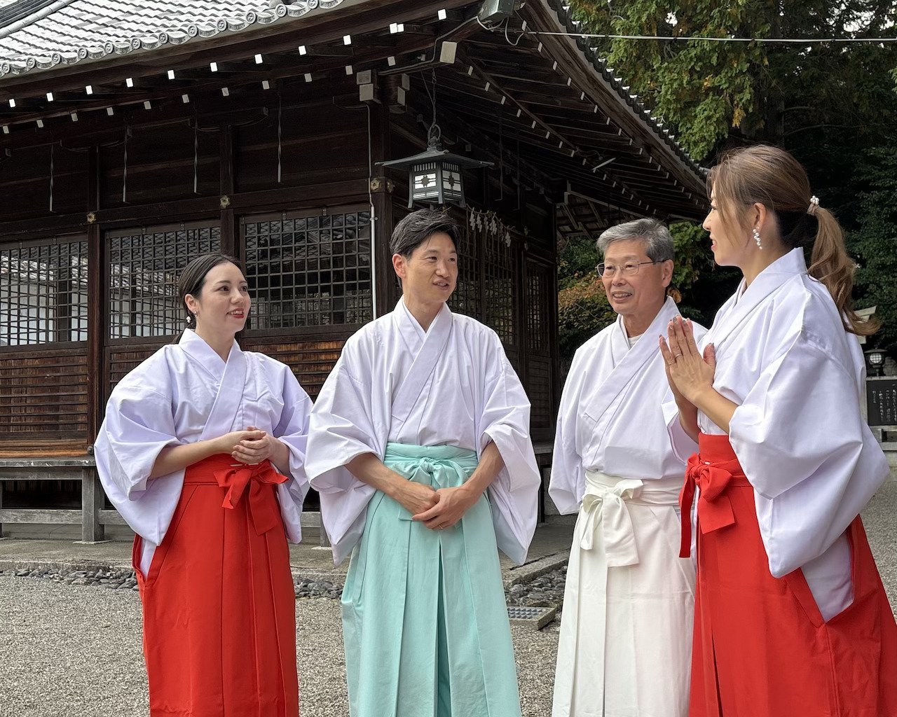 【通訳付きプラン／立志神社】志を立て、祈るための神社で行う「神職と巫女のペア体験」 1